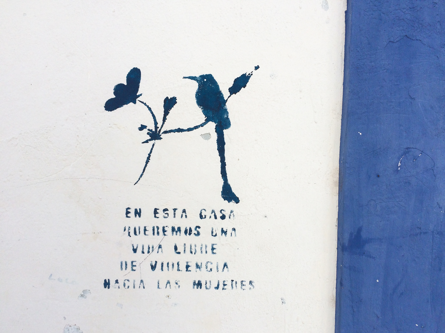 Street art that says En esta casa queremos una vida libre de violencia hacia las mujeres